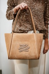 KARL LAGERFELD AUTOGRAPHE PATCH M CARAMEL